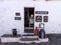 Blick in einen Geschäftsladen in der Rua de Santiago in Monsaraz